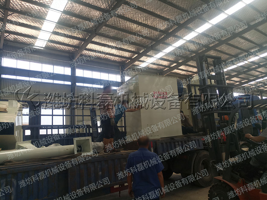 襄阳用(yong)裕橡胶(jiao)制造有(yǒu)限公司(si)攪拌、輸(shū)送整套(tao)設備發(fā)貨實拍(pai) 螺旋輸(shū)送 絞龍(long) 料倉 攪(jiǎo)拌站 第(dì)3張