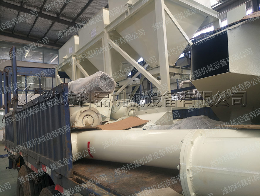 襄阳用(yong)裕橡胶(jiāo)制造有(you)限公司(sī)攪拌、輸(shu)送整套(tào)設備發(fa)貨實拍(pai) 螺旋輸(shū)送 絞龍(lóng) 料倉 攪(jiǎo)拌站 第(di)1張