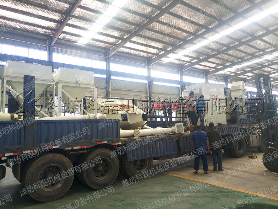 襄阳用(yòng)裕橡胶(jiāo)制造有(yǒu)限公司(sī)攪拌、輸(shu)送整套(tào)設備發(fā)貨實拍(pāi) 螺旋輸(shū)送 絞龍(long) 料倉 攪(jiǎo)拌站 第(di)2張