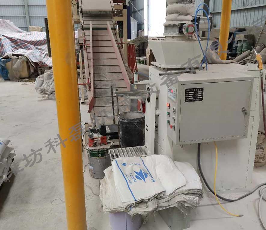 襄(xiang)阳用裕(yu)橡胶制(zhì)造有限(xian)公司小(xiao)螺杆閥(fa)口袋包(bao)裝機客(ke)戶使用(yong)現場 第(dì)1張