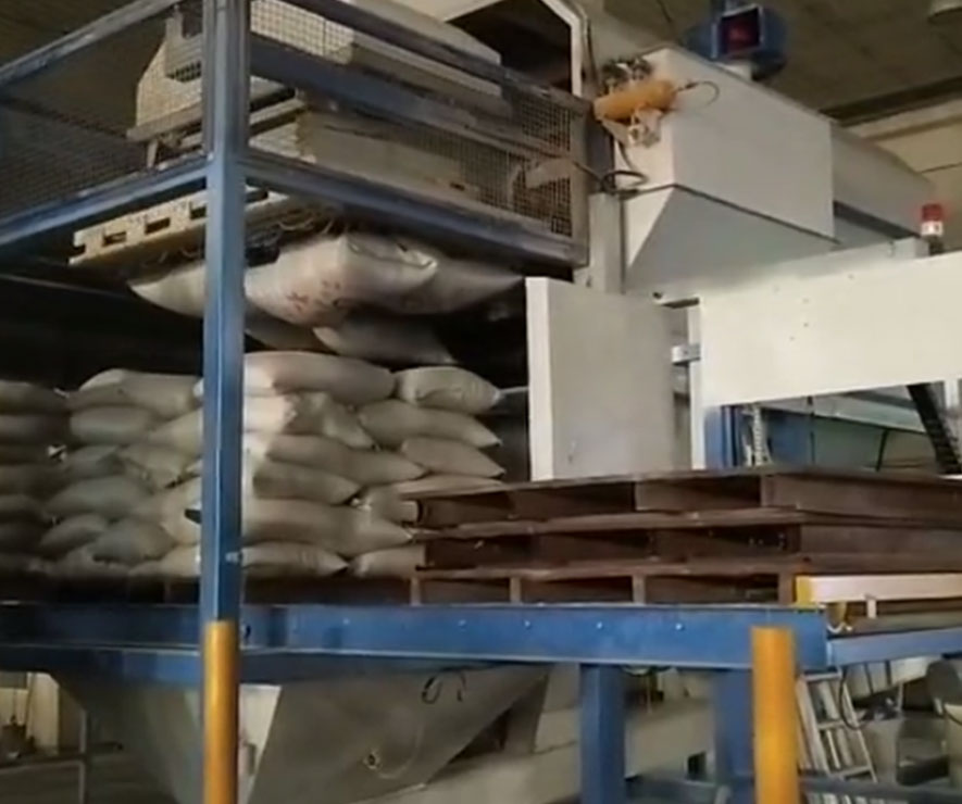 襄阳用(yòng)裕橡胶制(zhì)造有限公(gong)司自動拆(chai)垛機