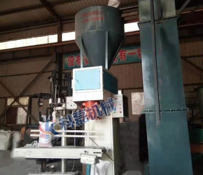 襄阳用裕橡胶(jiāo)制造有限公司敞(chang)口袋包裝秤包裝(zhuang)機使用現場實拍(pai)